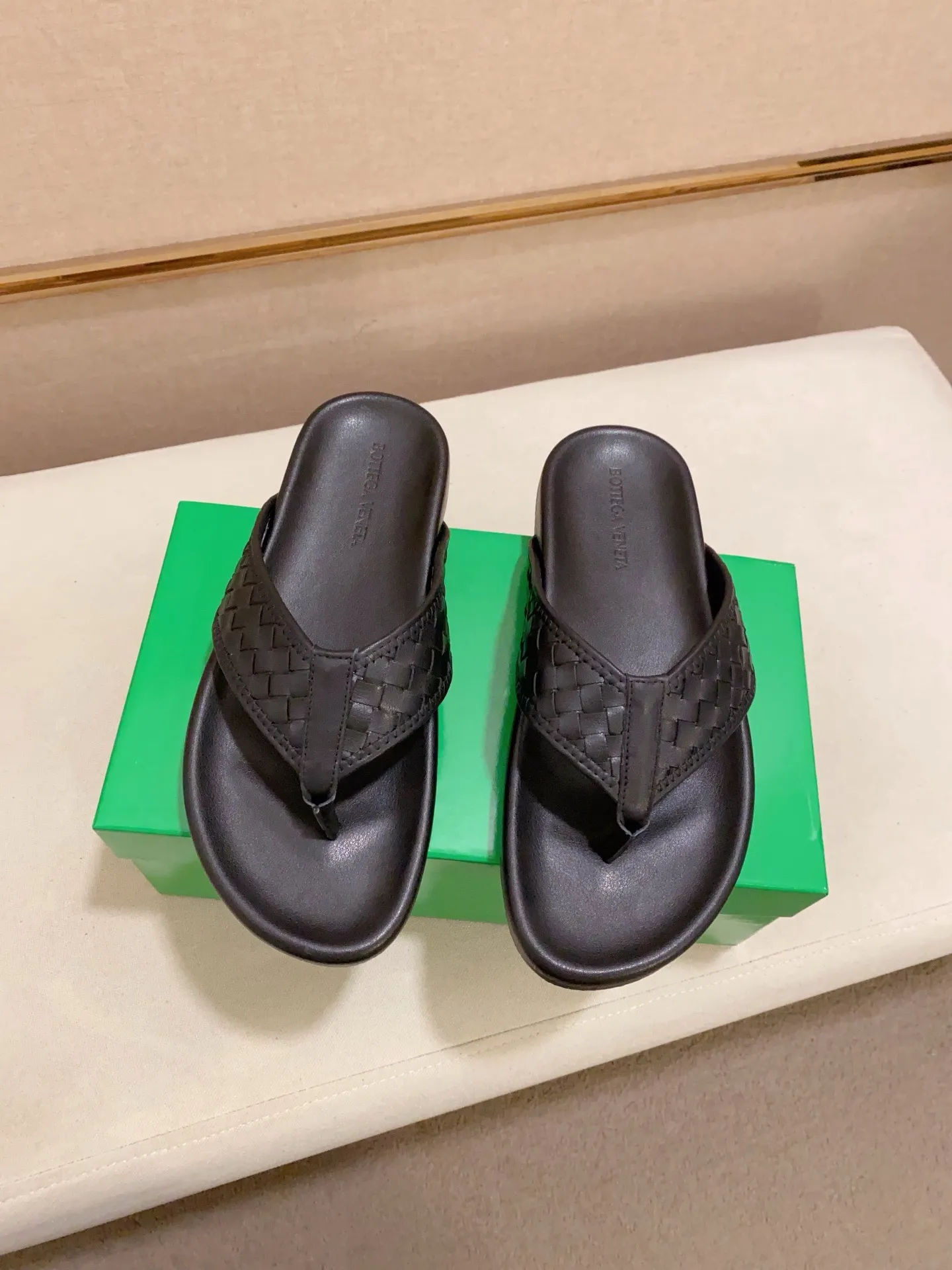 Men's shoes 💰: 320💰[BV~Bottega Veneta] Trendy new slippers are on the market. Same style as the official website. Counter quality [strong][strong][strong] Selected cow patent leather weaving. High-end atmosphere. Very cost-effective. Original wear-resistant rubber outsole. Fine workmanship. The upper layer of materials is used. The quality is visible. Shoe size 38-45.
